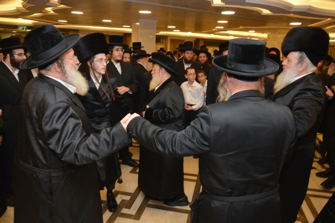 גלריה: חנוך זייברט חיתן, כולם התייצבו לאחל מזל טוב
