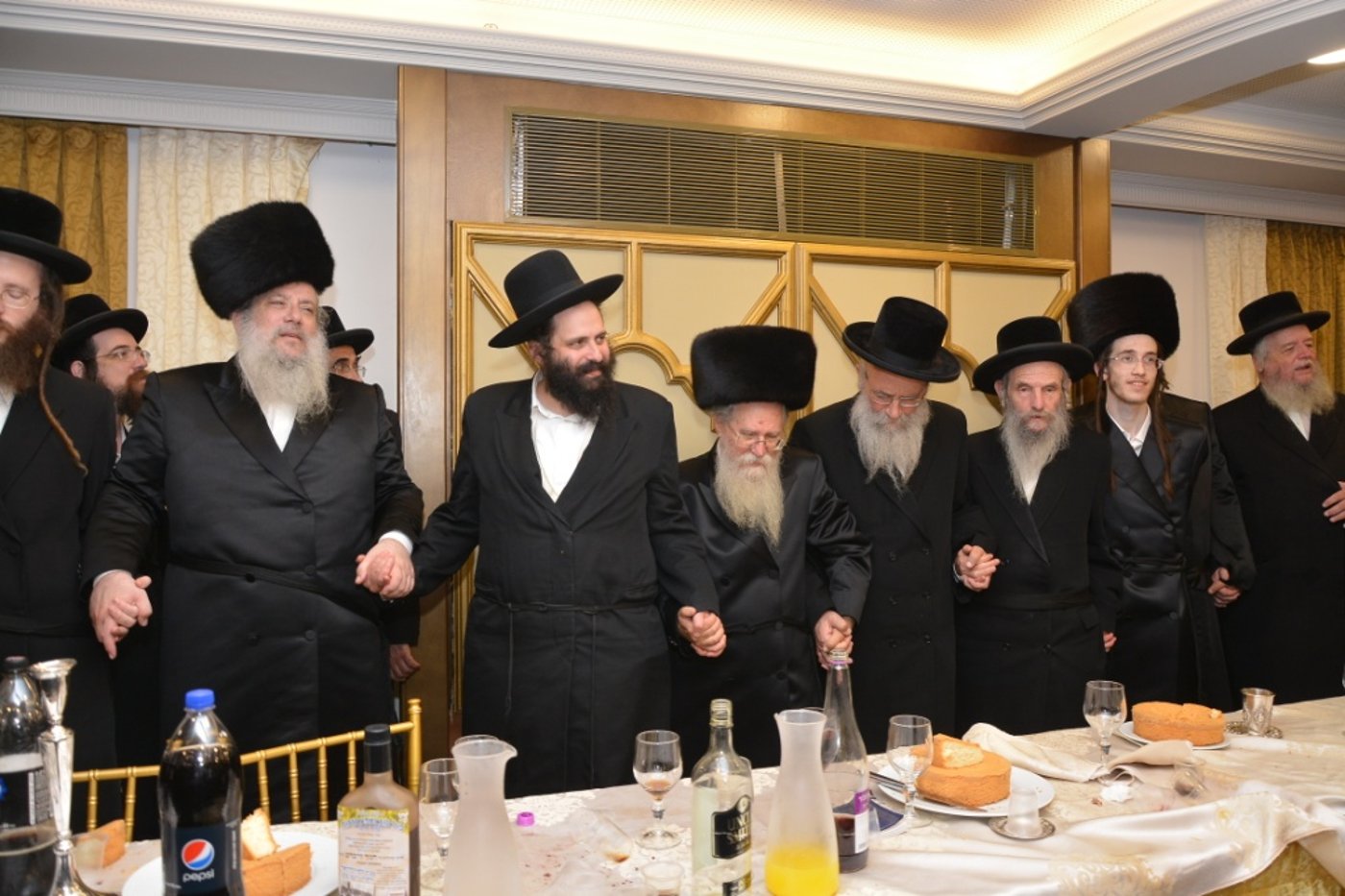 גלריה: חנוך זייברט חיתן, כולם התייצבו לאחל מזל טוב