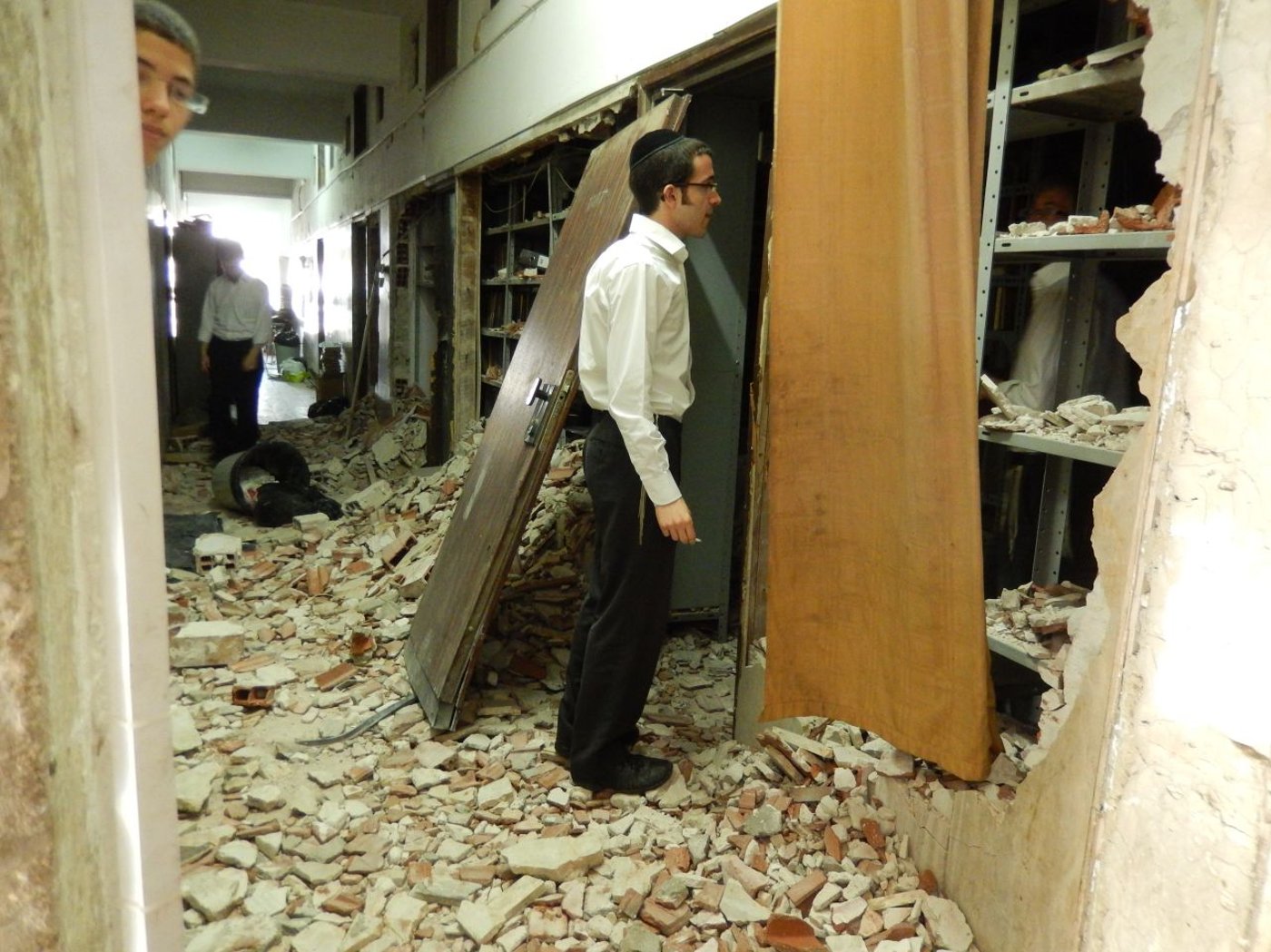 המאבק בפוניבז' מתעצם: שני בחורים בישיבה נעצרו ושוחררו