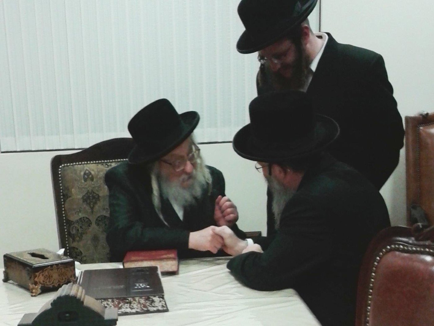 תיעוד: אב"ד בעלעד בביקור אצל אדמו"רים