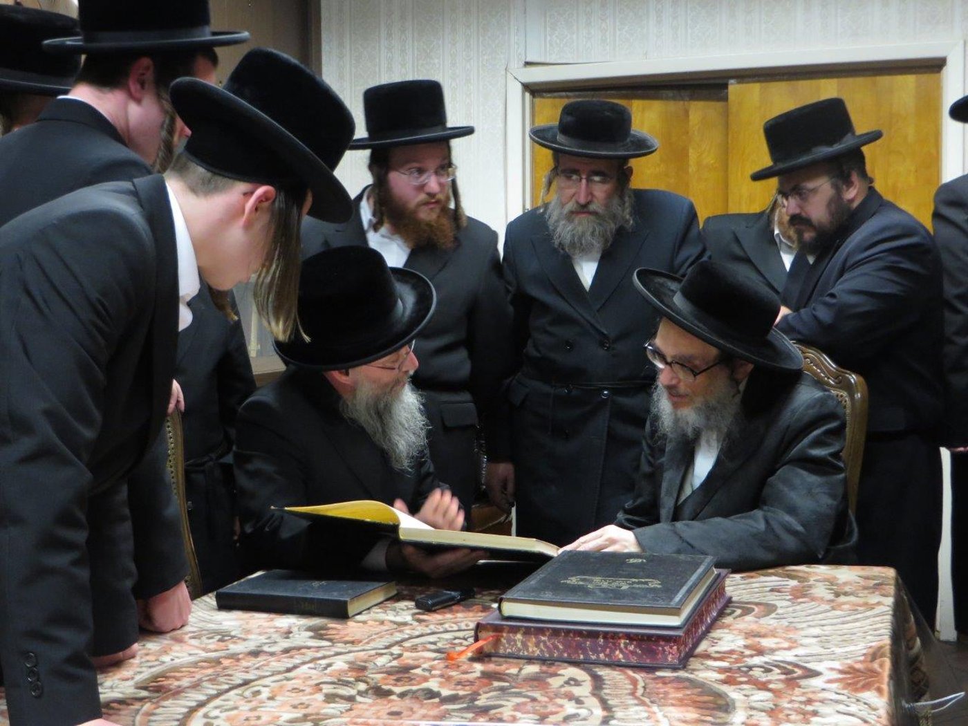תיעוד: אב"ד בעלעד בביקור אצל אדמו"רים