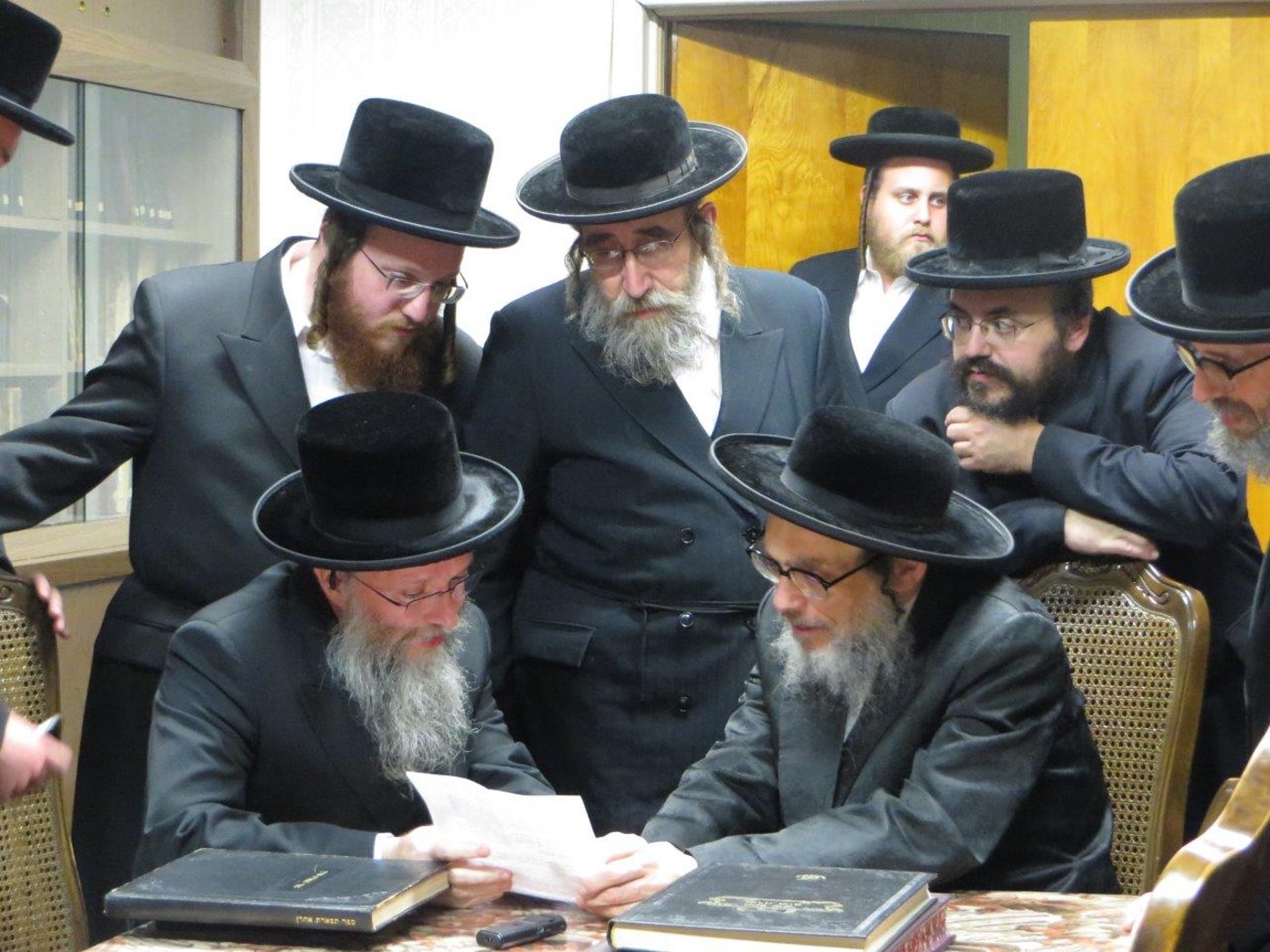 תיעוד: אב"ד בעלעד בביקור אצל אדמו"רים