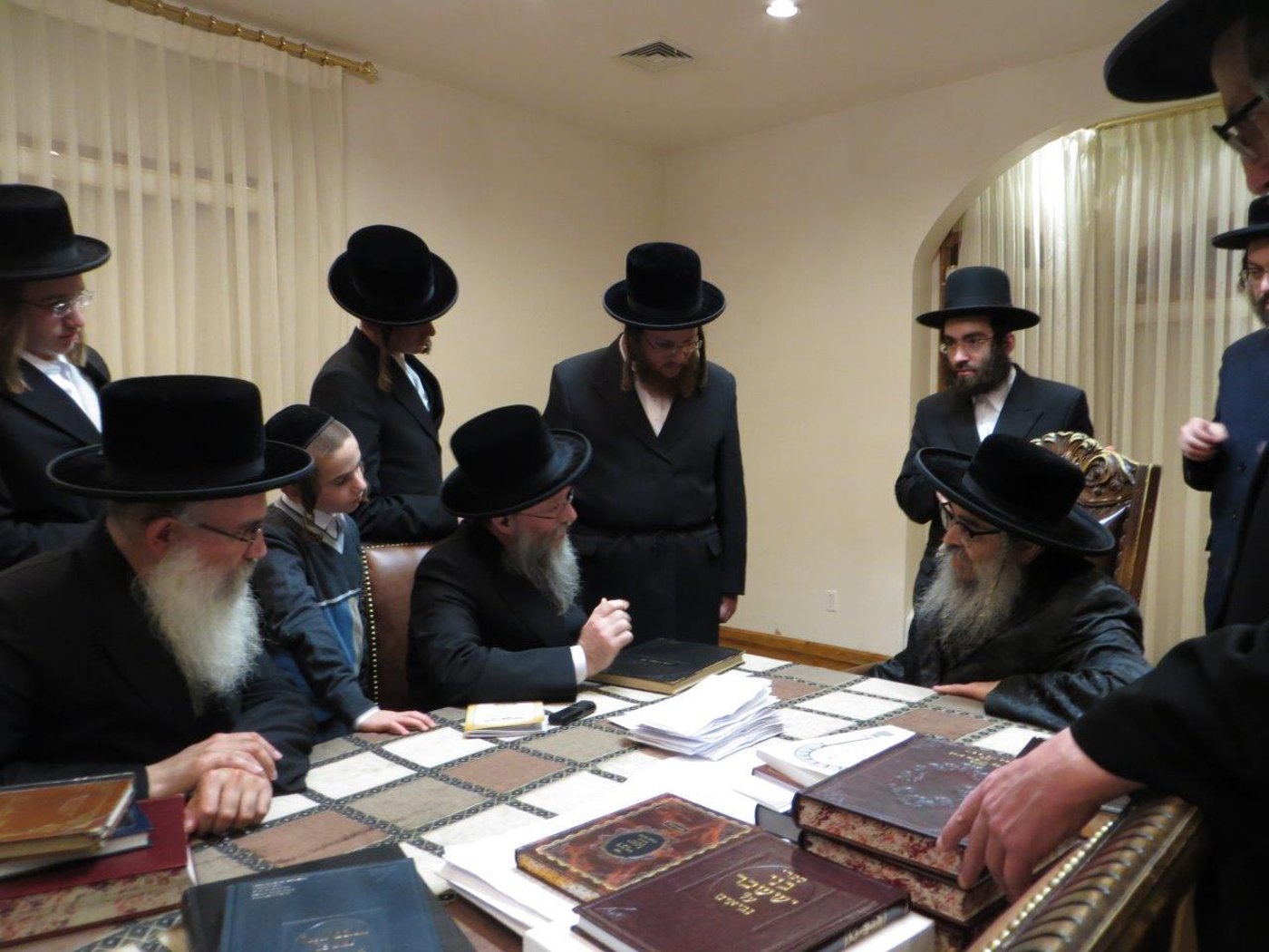 תיעוד: אב"ד בעלעד בביקור אצל אדמו"רים