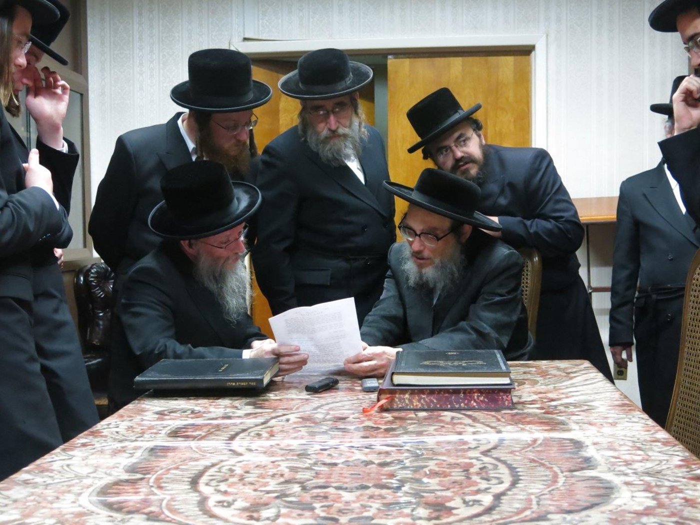 תיעוד: אב"ד בעלעד בביקור אצל אדמו"רים