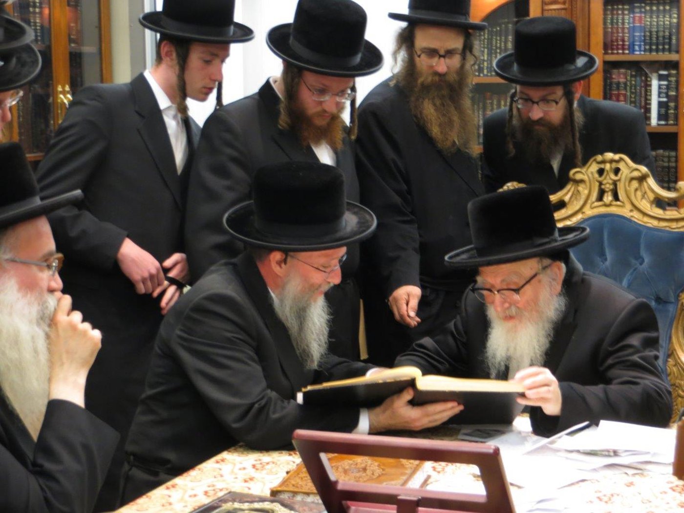 תיעוד: אב"ד בעלעד בביקור אצל אדמו"רים