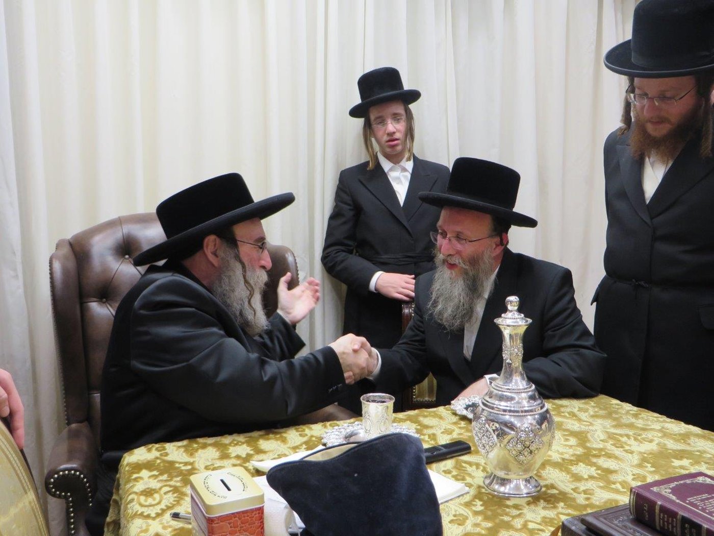 תיעוד: אב"ד בעלעד בביקור אצל אדמו"רים