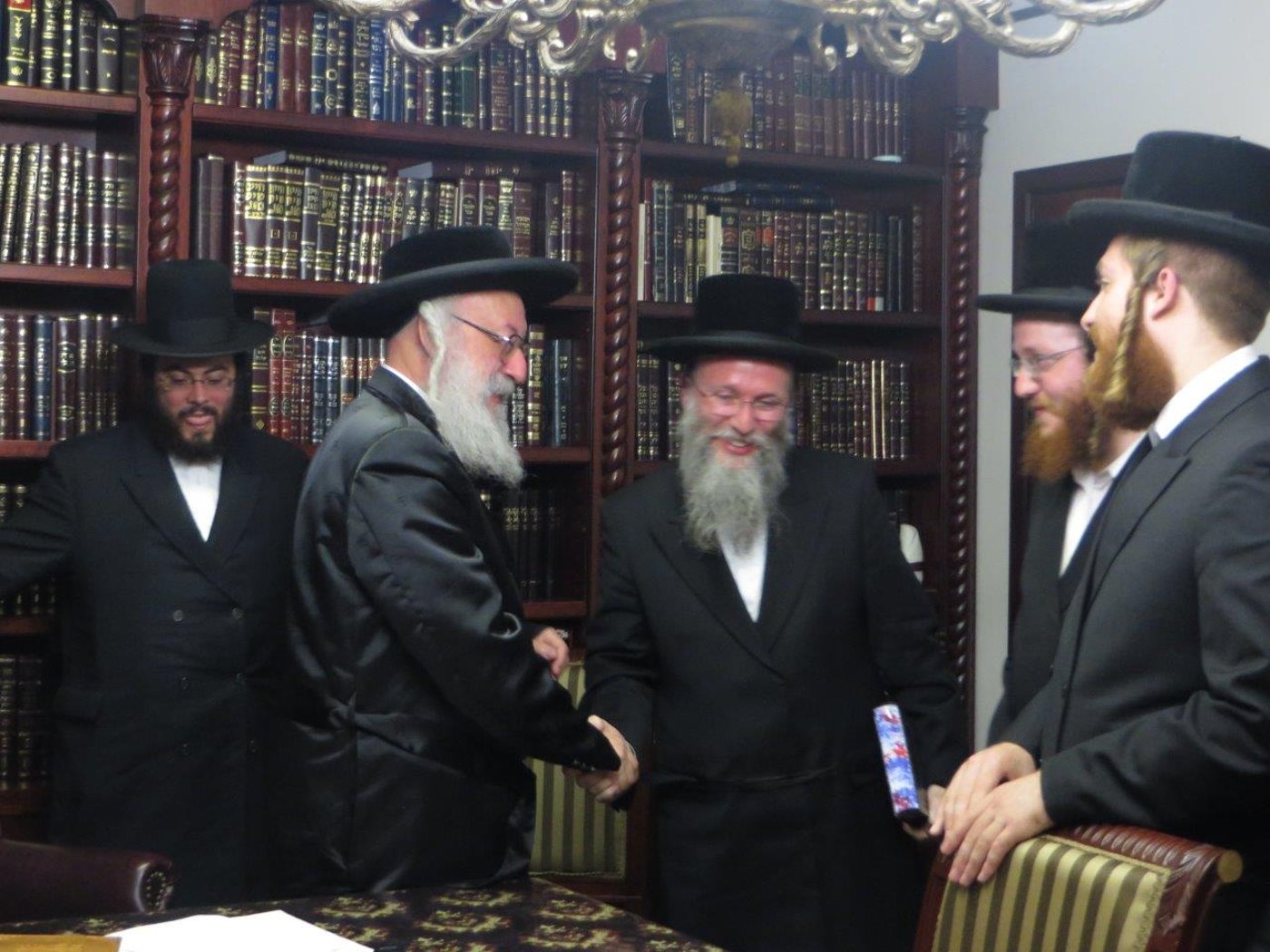 תיעוד: אב"ד בעלעד בביקור אצל אדמו"רים