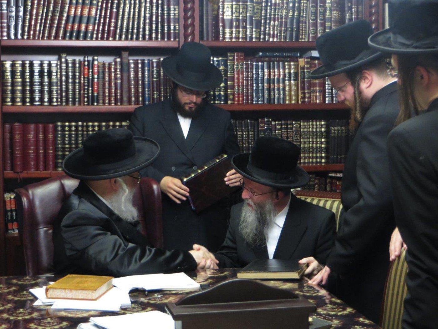 תיעוד: אב"ד בעלעד בביקור אצל אדמו"רים