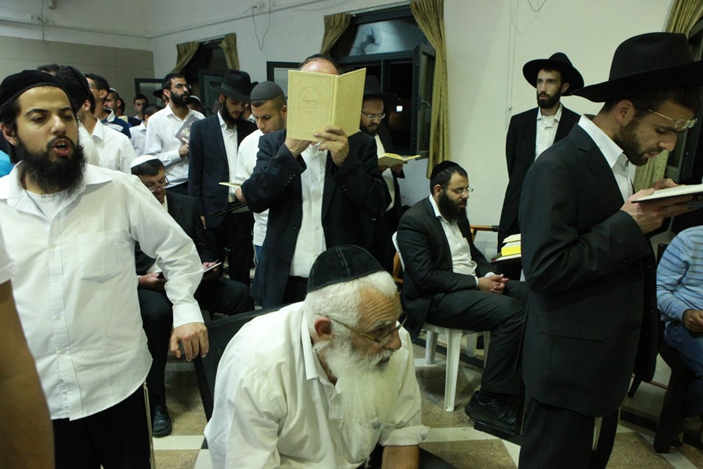צפו בגלריה: אלפים בסליחות בישיבת 'אור החיים'