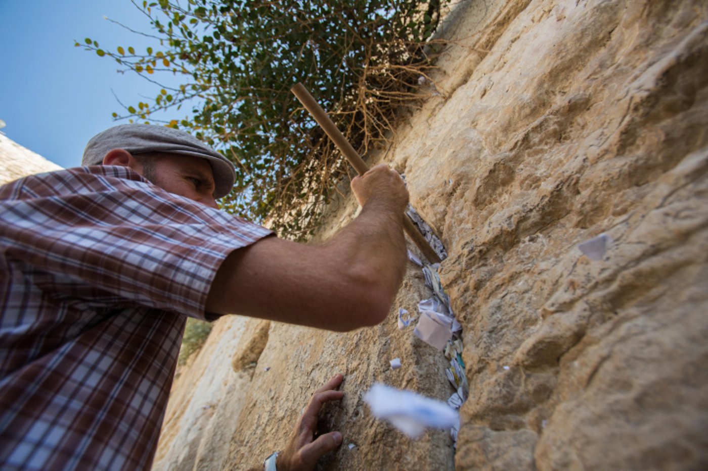 לכבוד יום הדין: הכותל המערבי נקי מפתקים