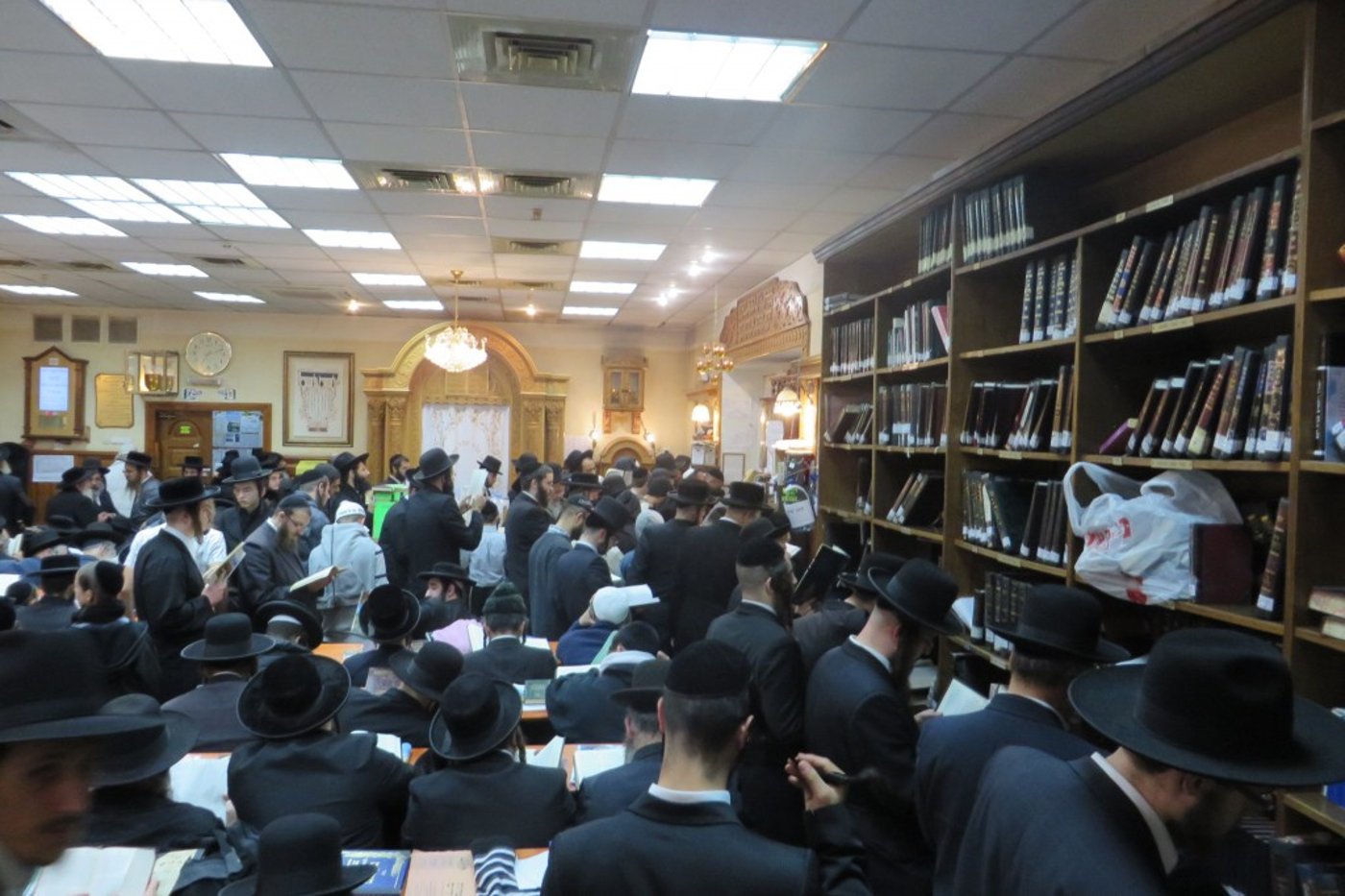 ערב ראש השנה: עשרות אלפי חסידים באומן • צפו בתיעוד מהציון