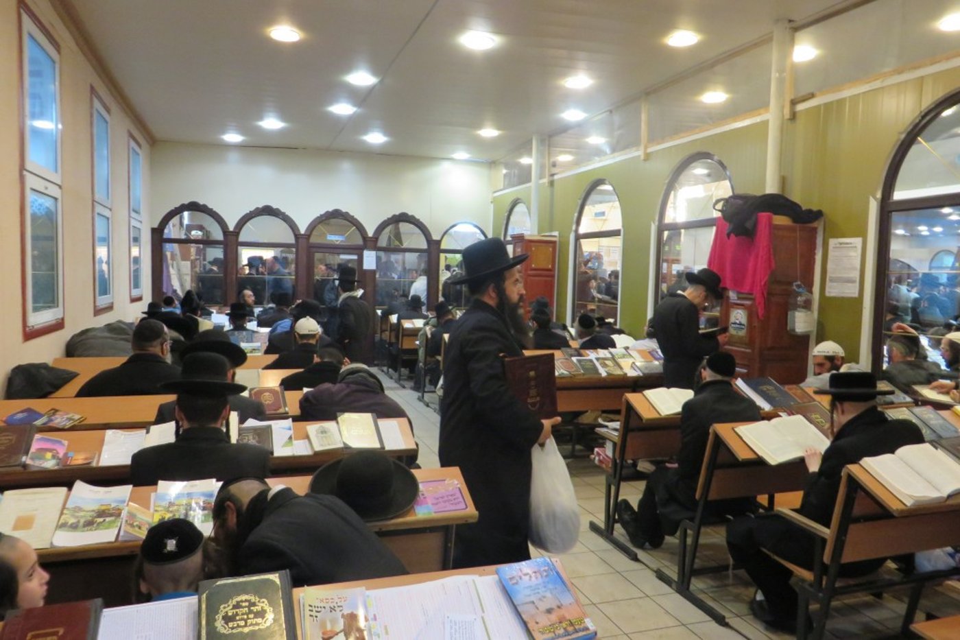 ערב ראש השנה: עשרות אלפי חסידים באומן • צפו בתיעוד מהציון