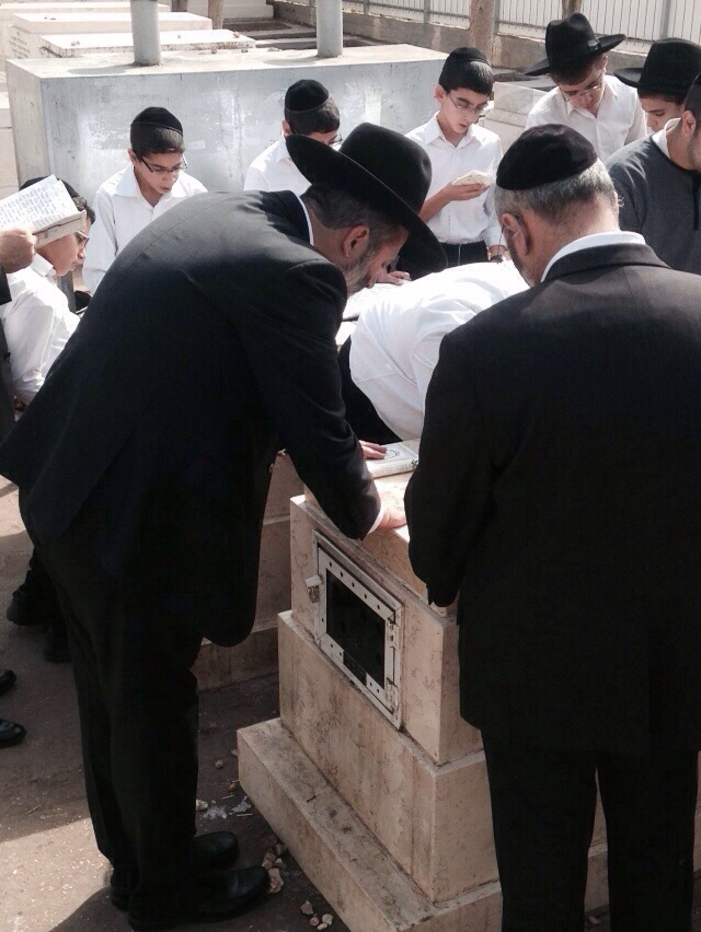 לפני "עצרת השנה": אריה דרעי התפלל בציון מרן הרב עובדיה