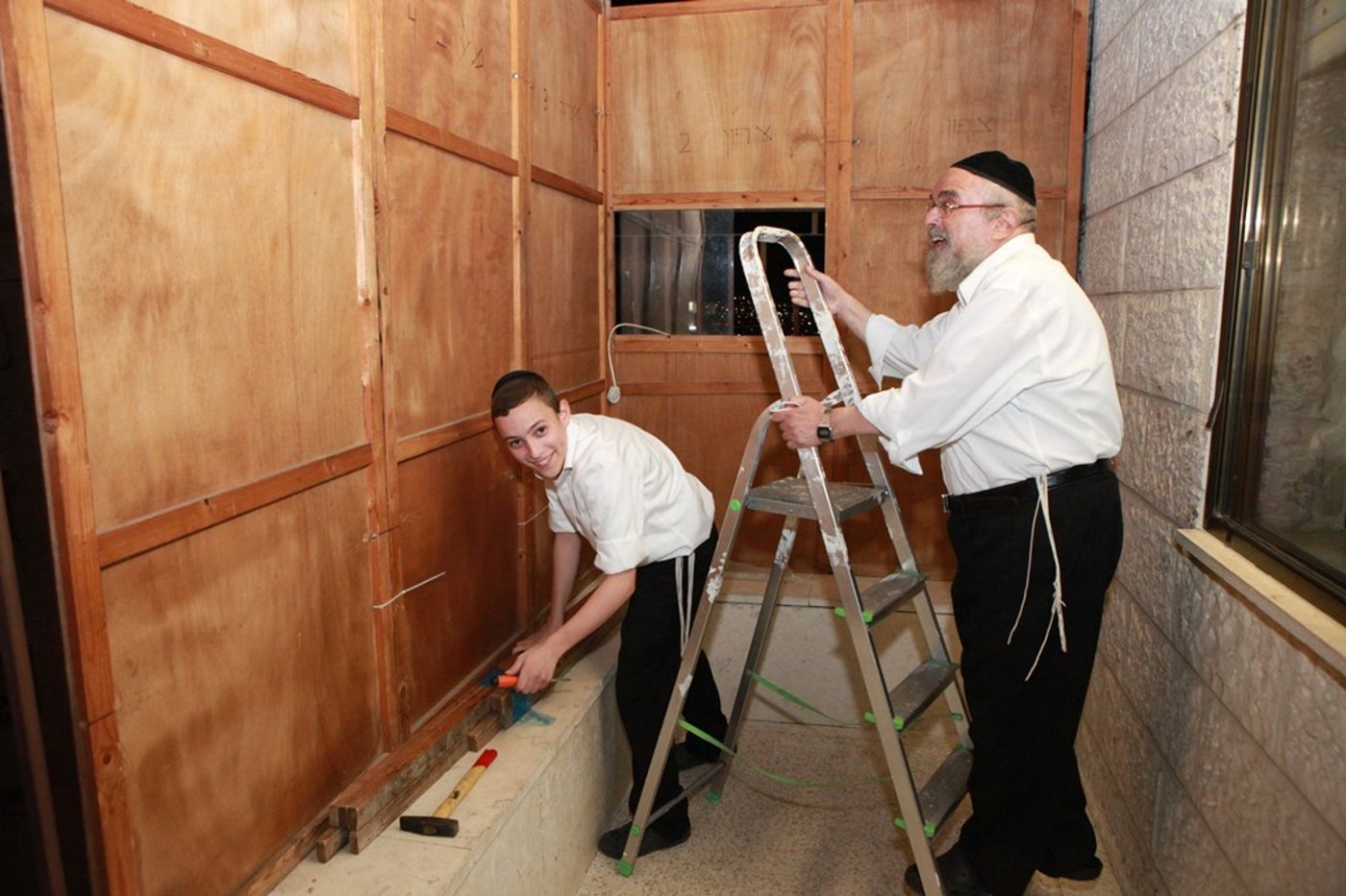 אחרי הצום בונים סוכה • גלריה מירושלים