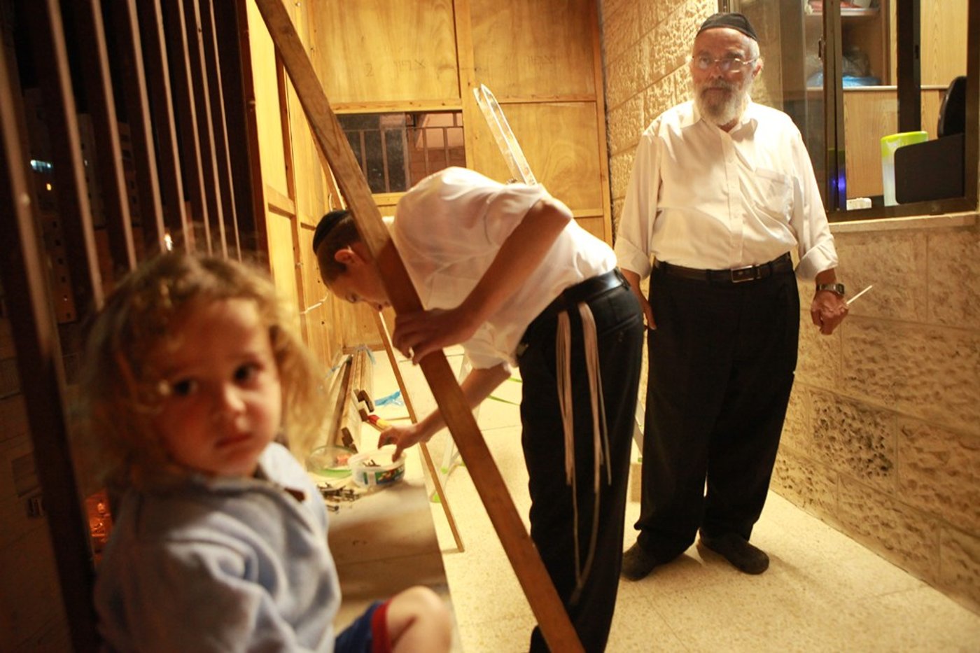 אחרי הצום בונים סוכה • גלריה מירושלים