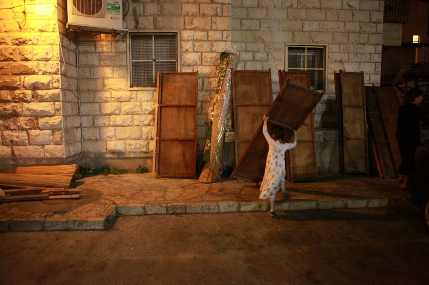 אחרי הצום בונים סוכה • גלריה מירושלים