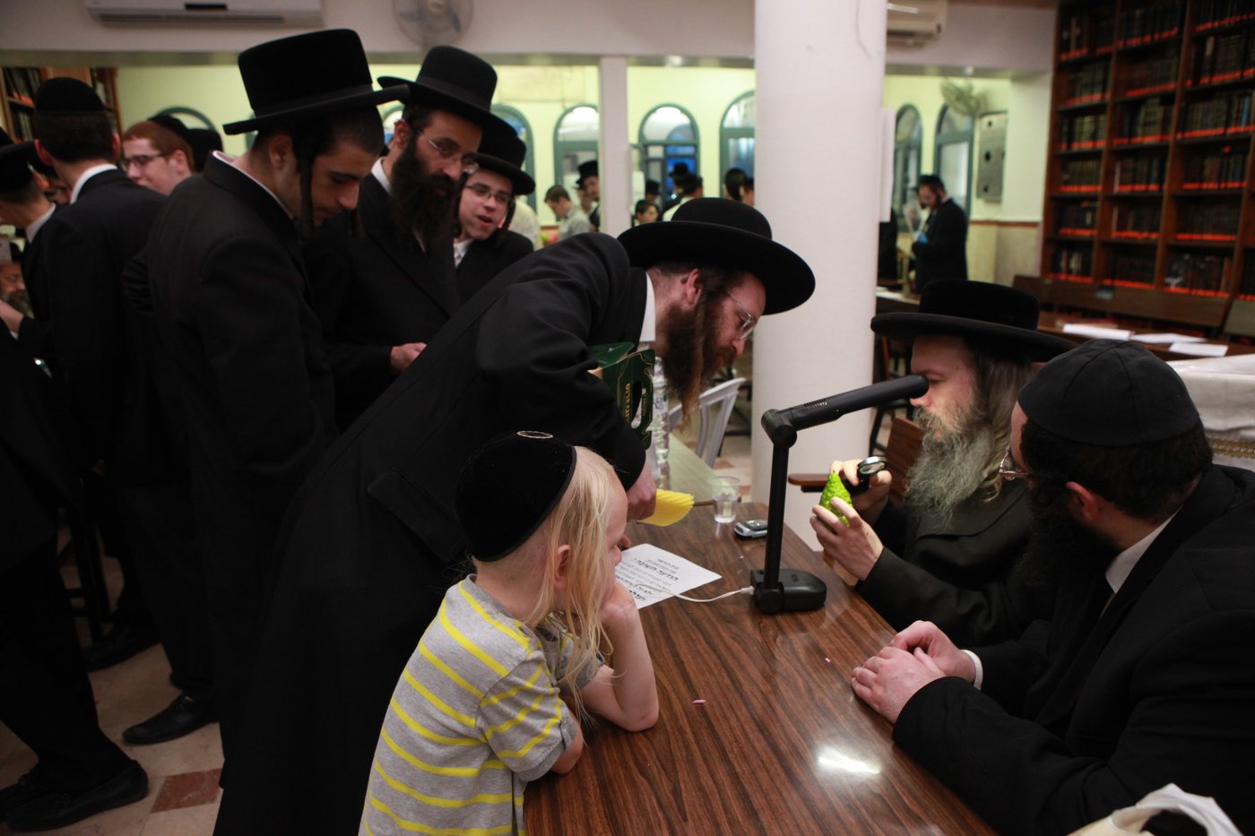 ולקחתם לכם • הירושלמים בחרו ארבעת המינים