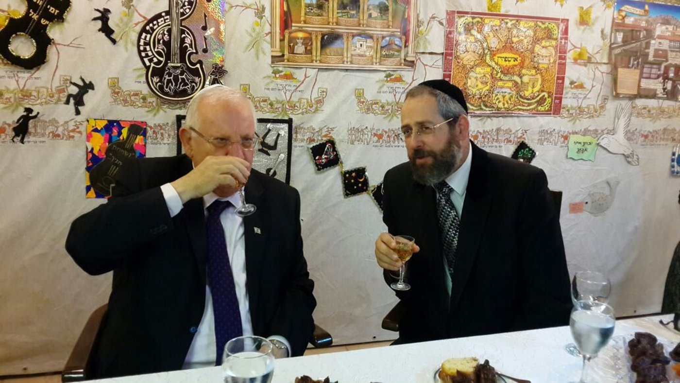 הנשיא חגג בסוכת הרב הראשי: "התרגשתי מהתרת העגונות"