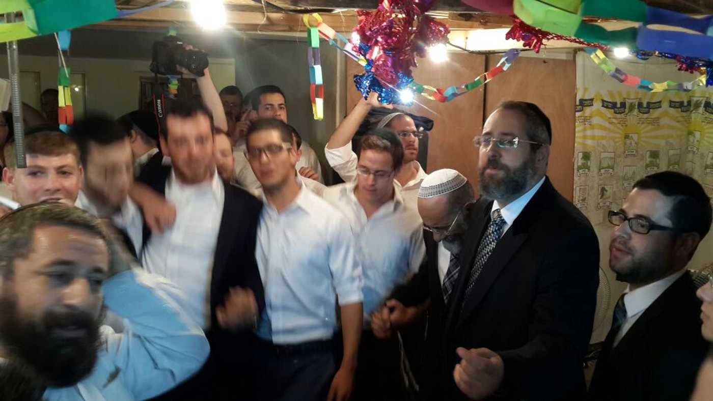 הנשיא חגג בסוכת הרב הראשי: "התרגשתי מהתרת העגונות"