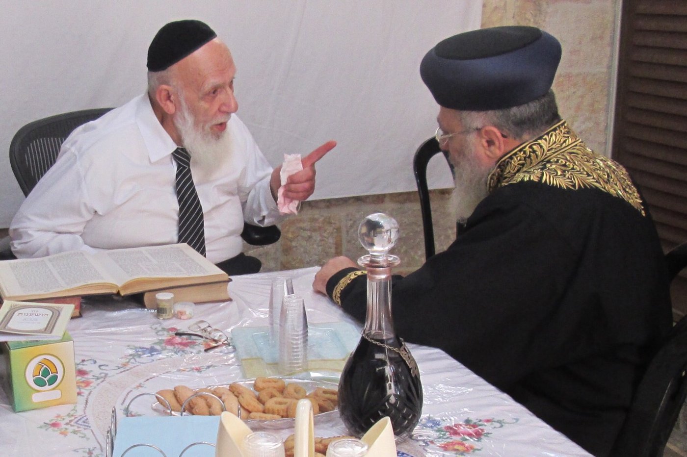 הקבלת פני רבו: הראשל"צ הגר"י יוסף עלה לסוכתו של הגר"ש כהן
