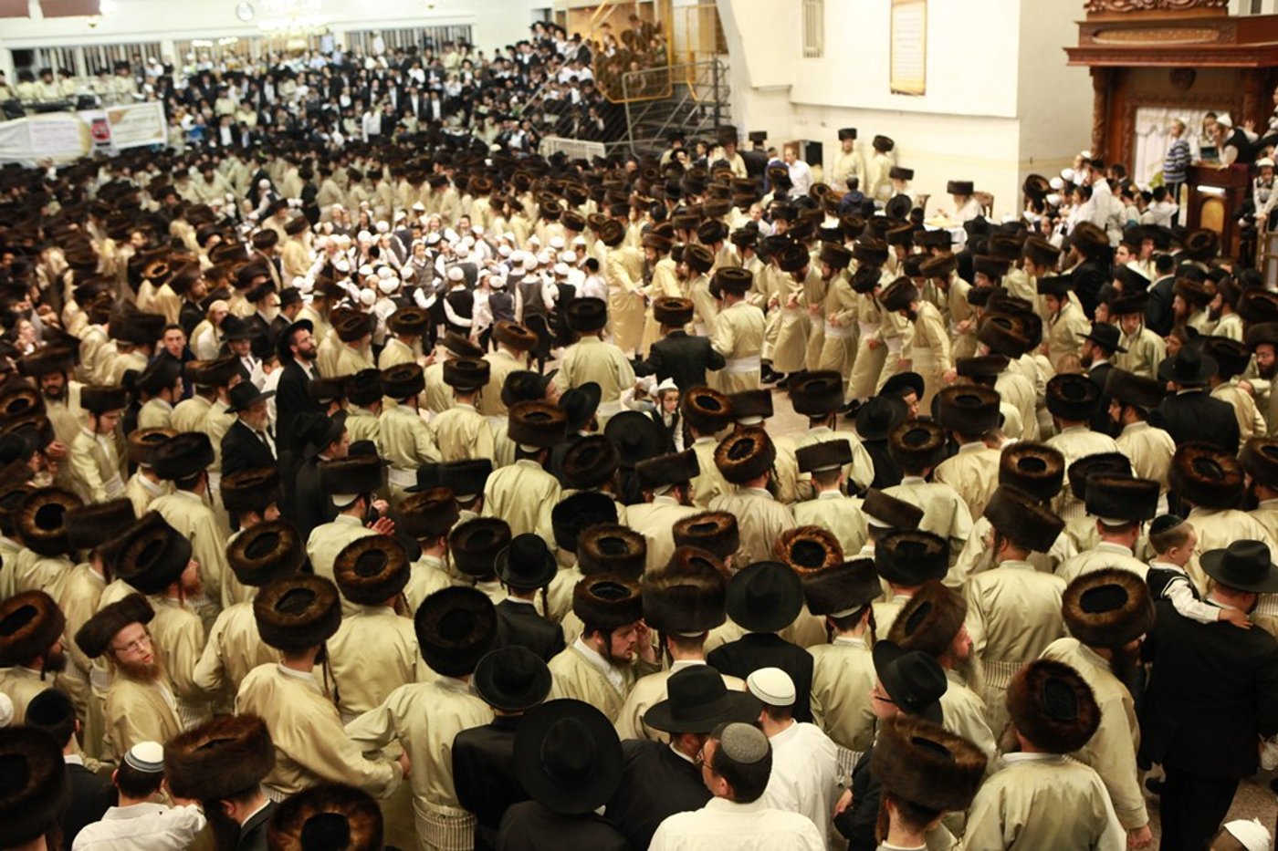 שמחת בית השואבה בתולדות אהרן: האדמו"ר בצד, הילדים במרכז