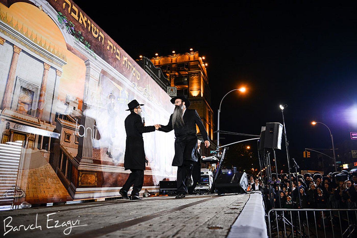 שמחת בית השואבה בבורו פארק: אברהם פריד ופעלולן • תמונות