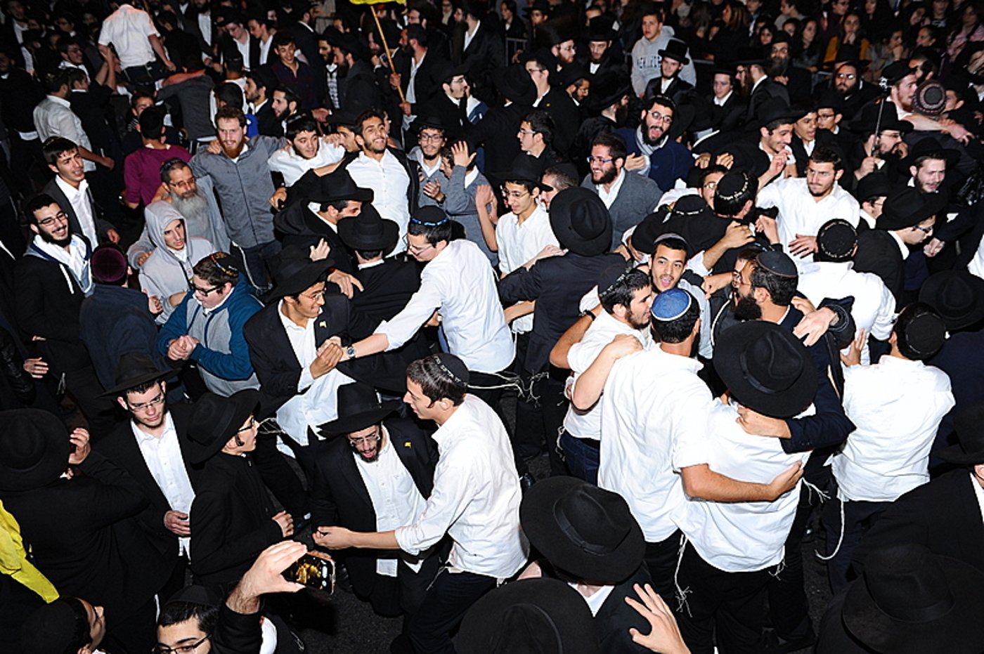 תיעוד: שמחת בית השואבה בחב"ד