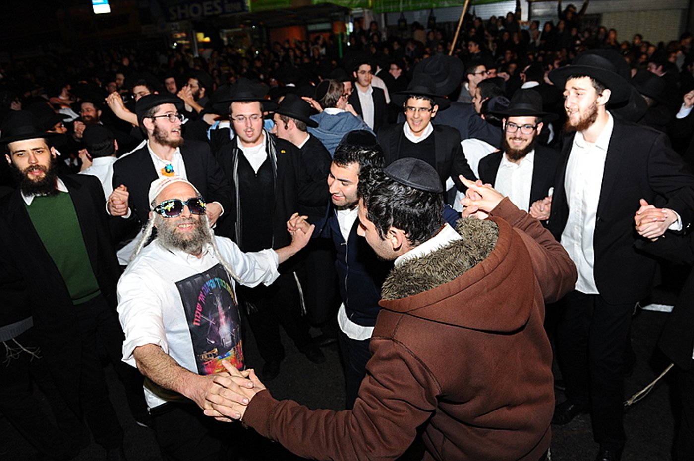 תיעוד: שמחת בית השואבה בחב"ד
