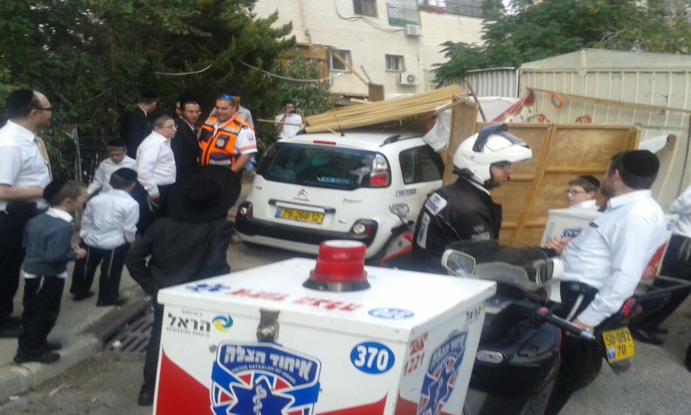 באמצע הארוחה: רכב התנגש בסוכה