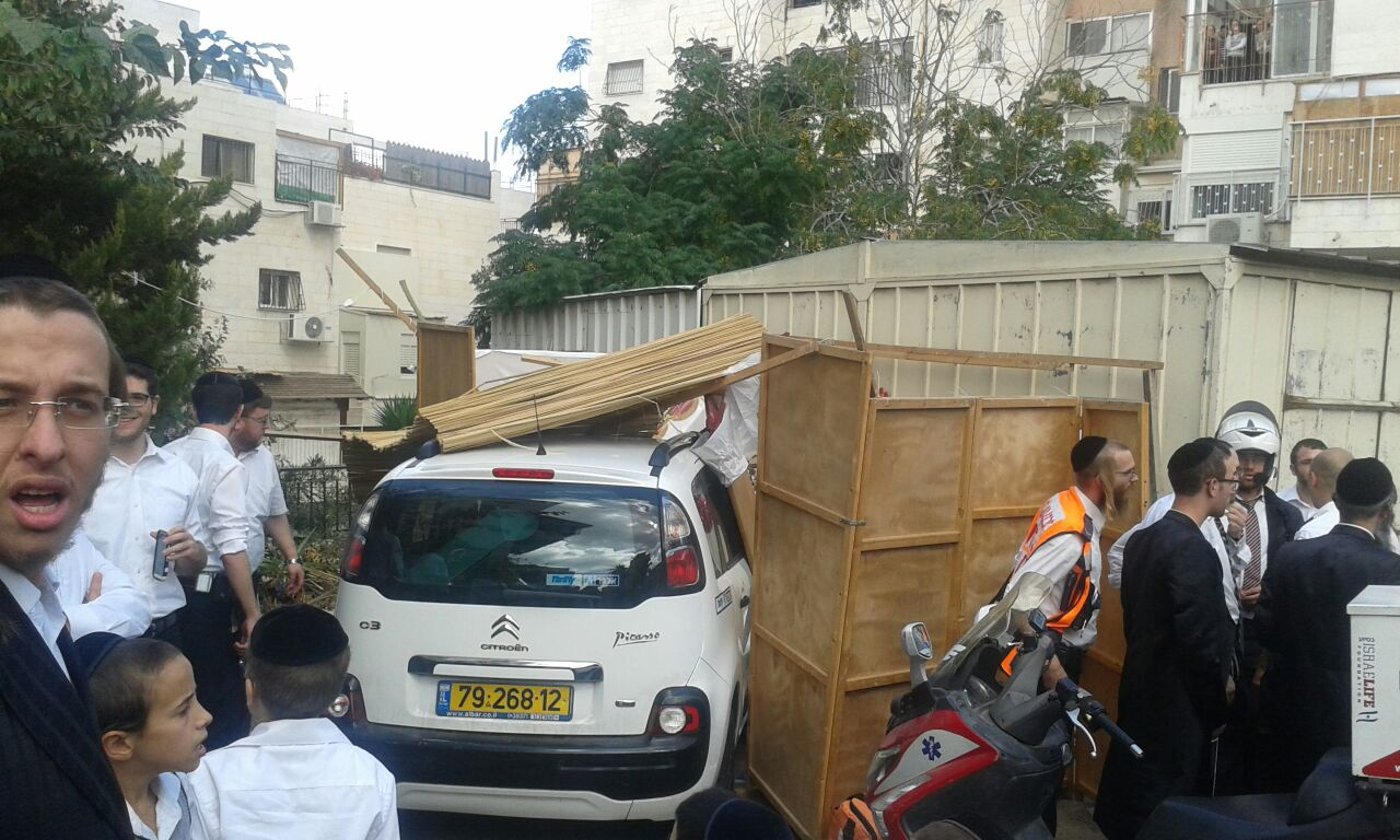 באמצע הארוחה: רכב התנגש בסוכה