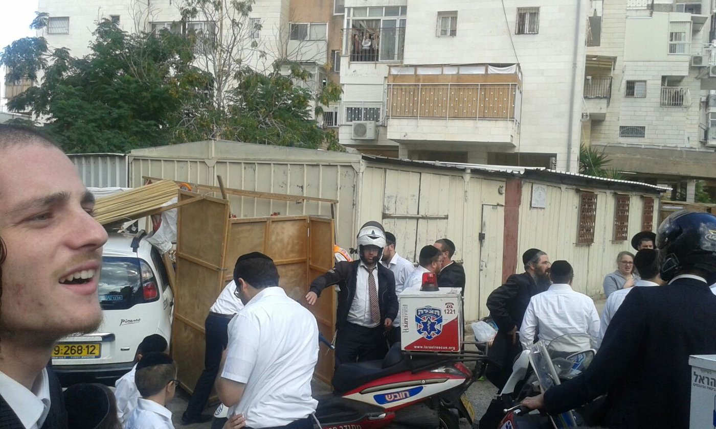באמצע הארוחה: רכב התנגש בסוכה