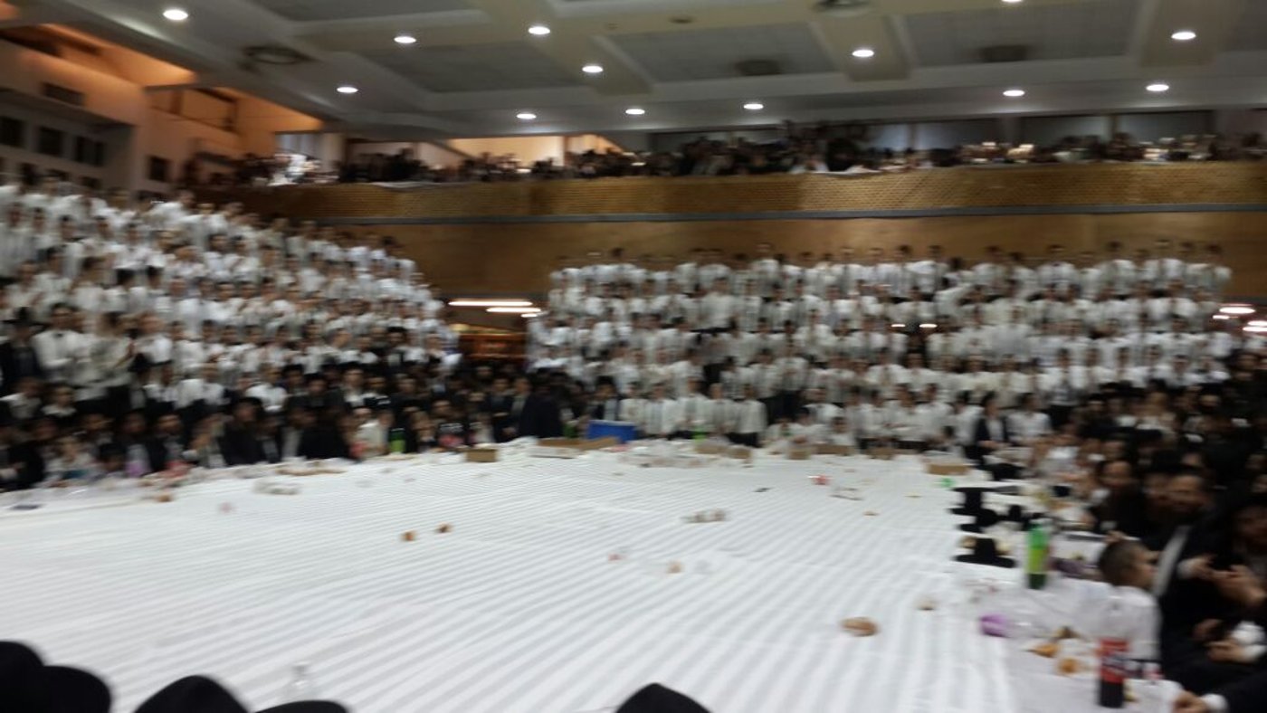 ישיבת פוניבז' הליטאית נעלה את החג בטיש חסידי • צפו בוידאו