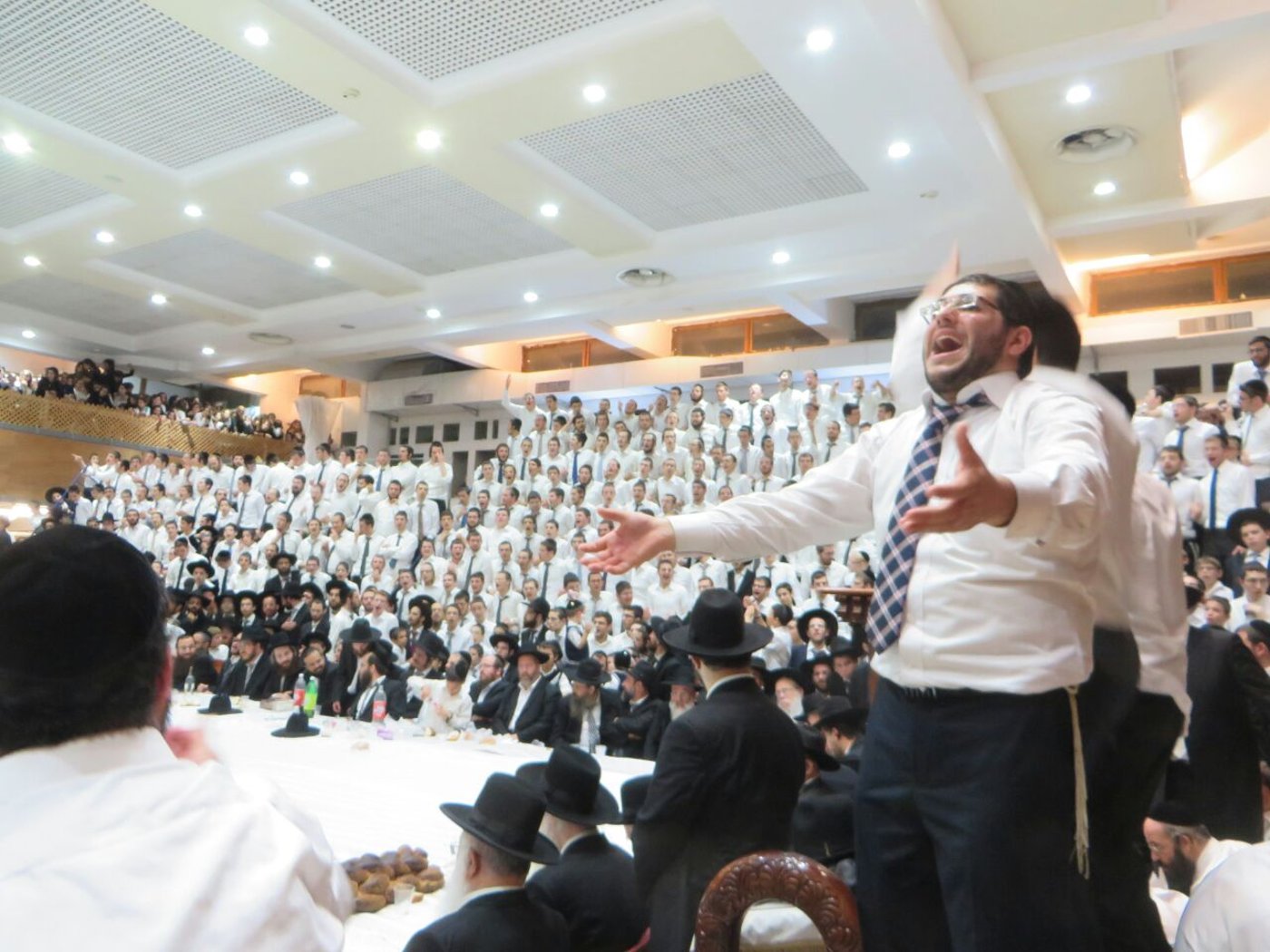 ישיבת פוניבז' הליטאית נעלה את החג בטיש חסידי • צפו בוידאו