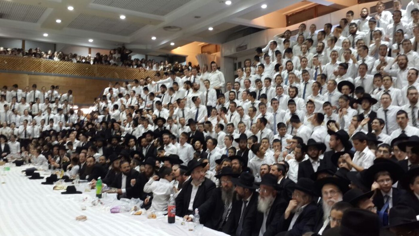 ישיבת פוניבז' הליטאית נעלה את החג בטיש חסידי • צפו בוידאו