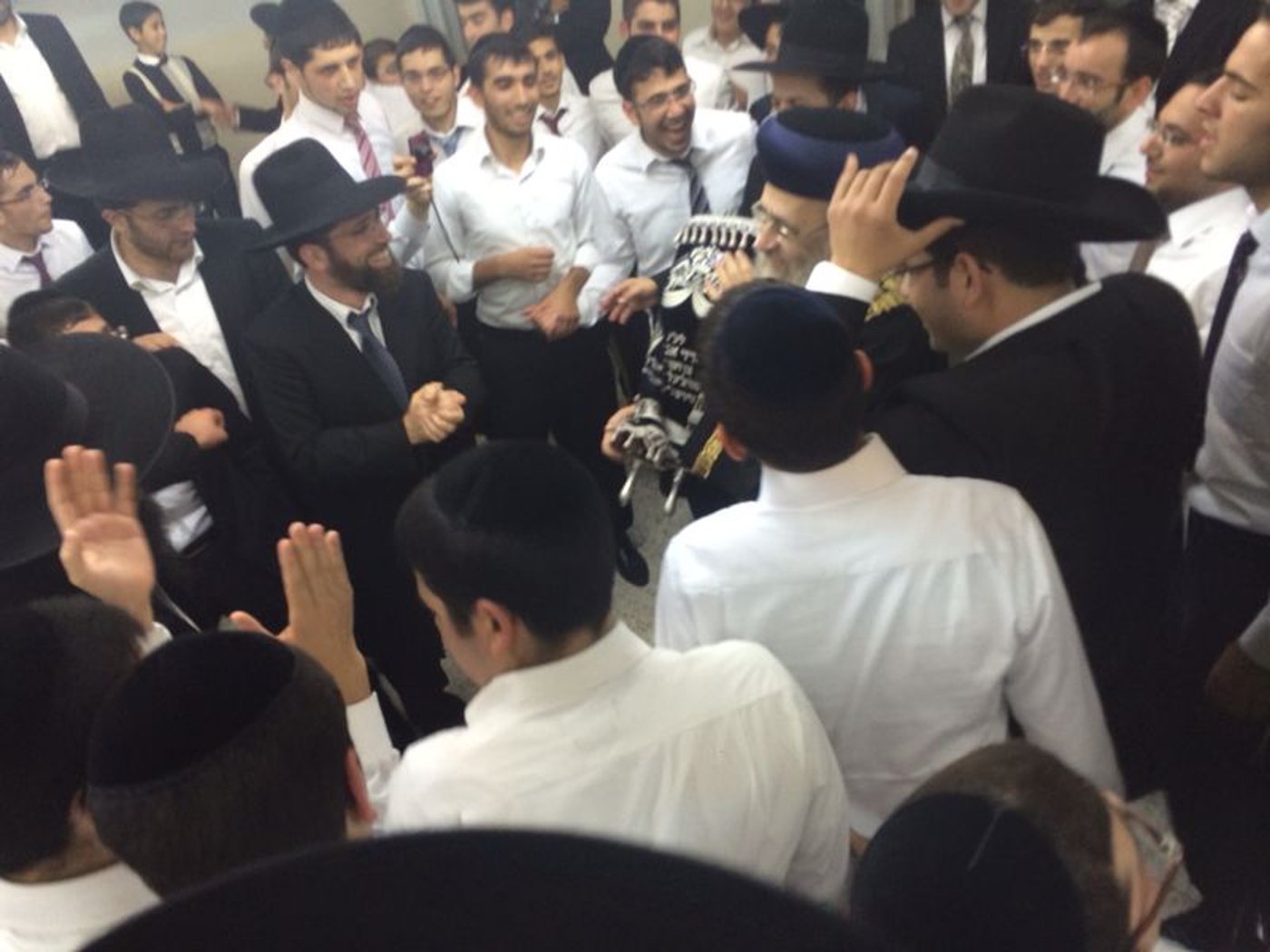 הקפות שניות: הרב יצחק יוסף רקד עם הספר של הרב עמאר