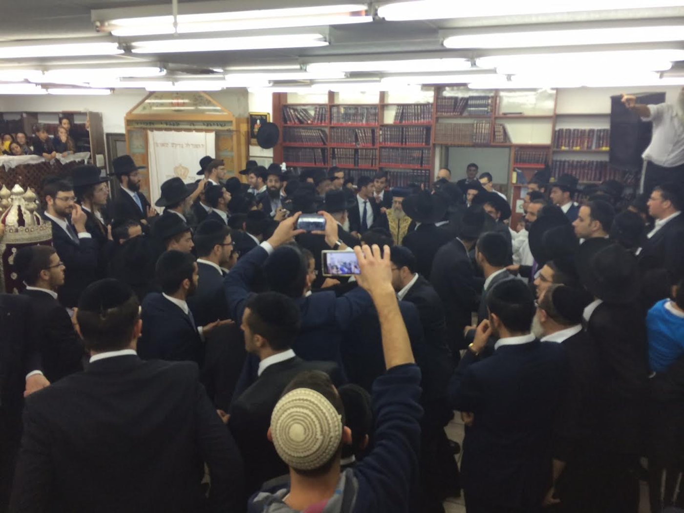 הקפות שניות: הרב יצחק יוסף רקד עם הספר של הרב עמאר