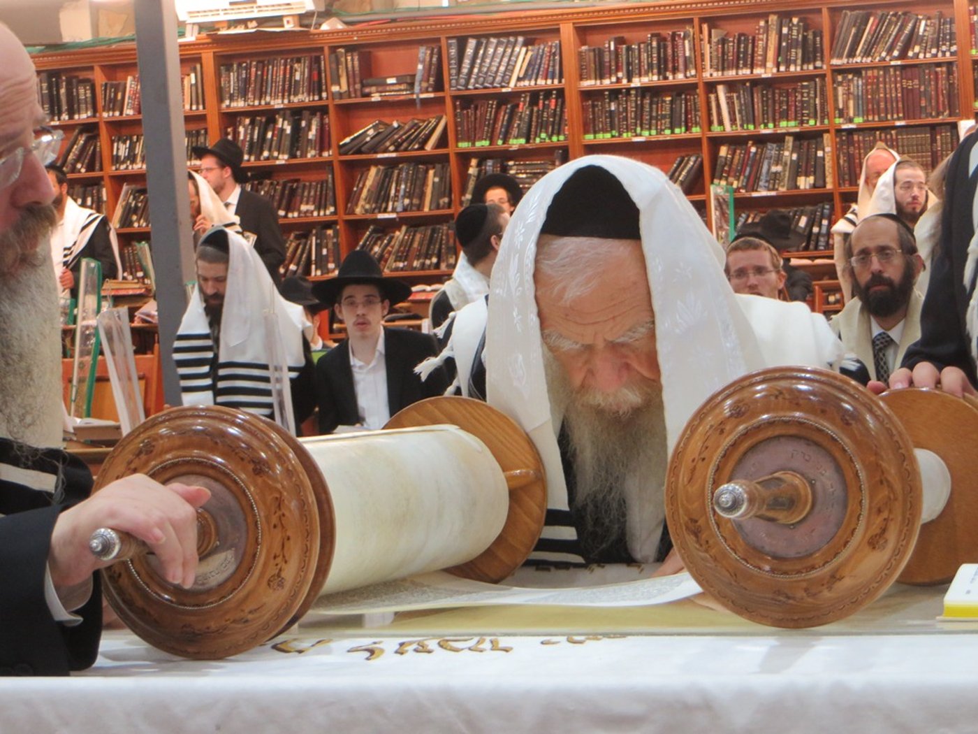 תיעוד ענק: חג הסוכות בישיבת פוניבז'