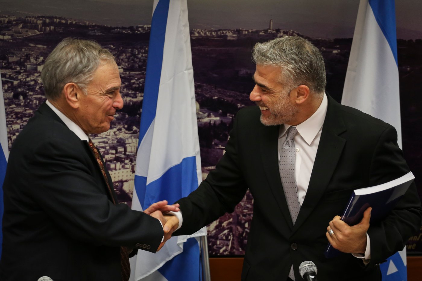יאיר לפיד הפתיע בלוק חדש; הגיע למסיבת עיתונאים עם זקן