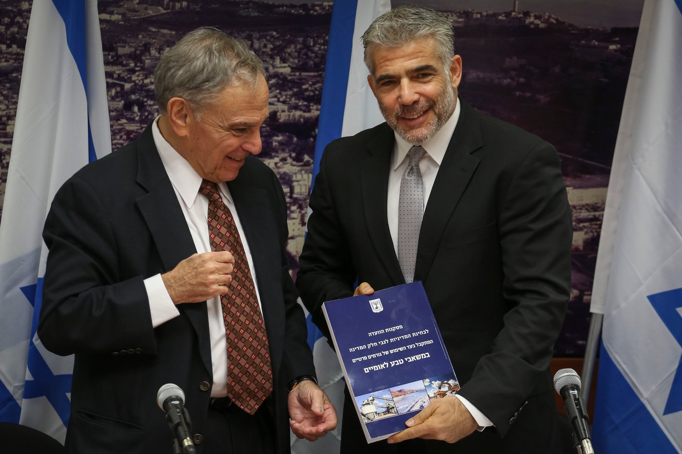 יאיר לפיד הפתיע בלוק חדש; הגיע למסיבת עיתונאים עם זקן