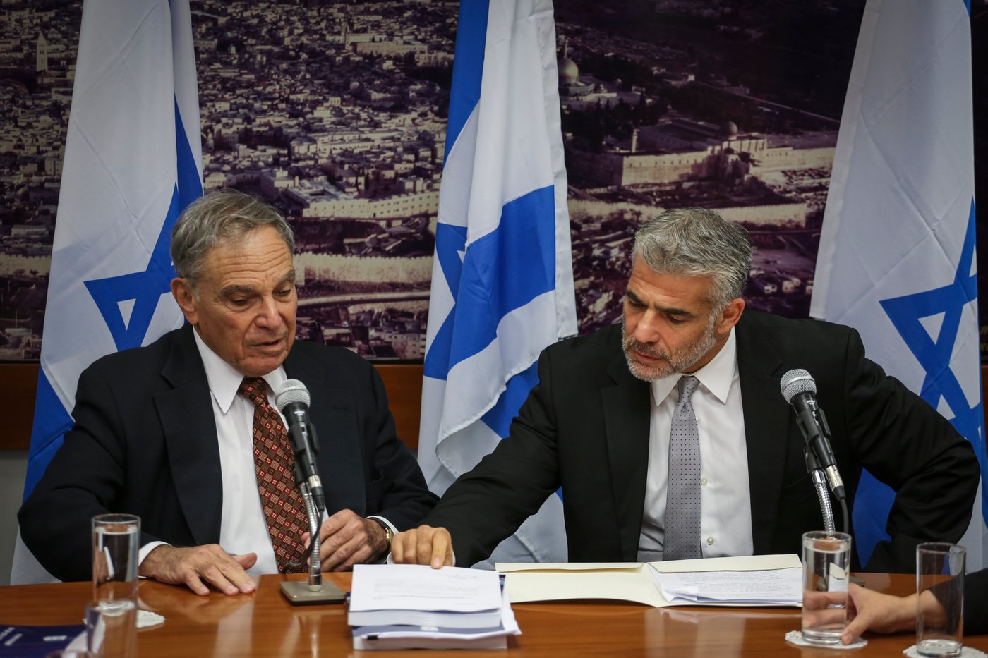 יאיר לפיד הפתיע בלוק חדש; הגיע למסיבת עיתונאים עם זקן