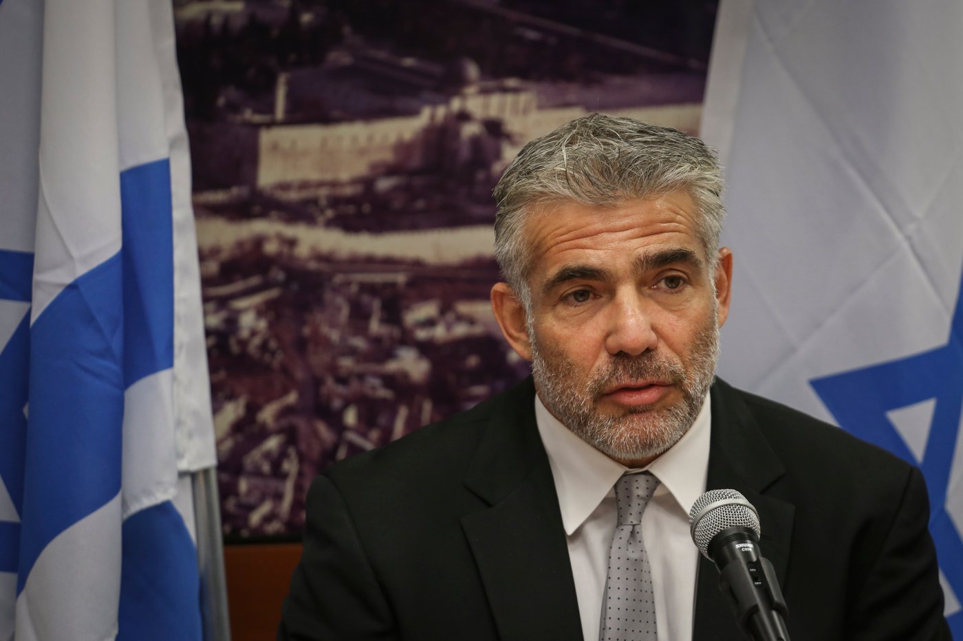 יאיר לפיד הפתיע בלוק חדש; הגיע למסיבת עיתונאים עם זקן