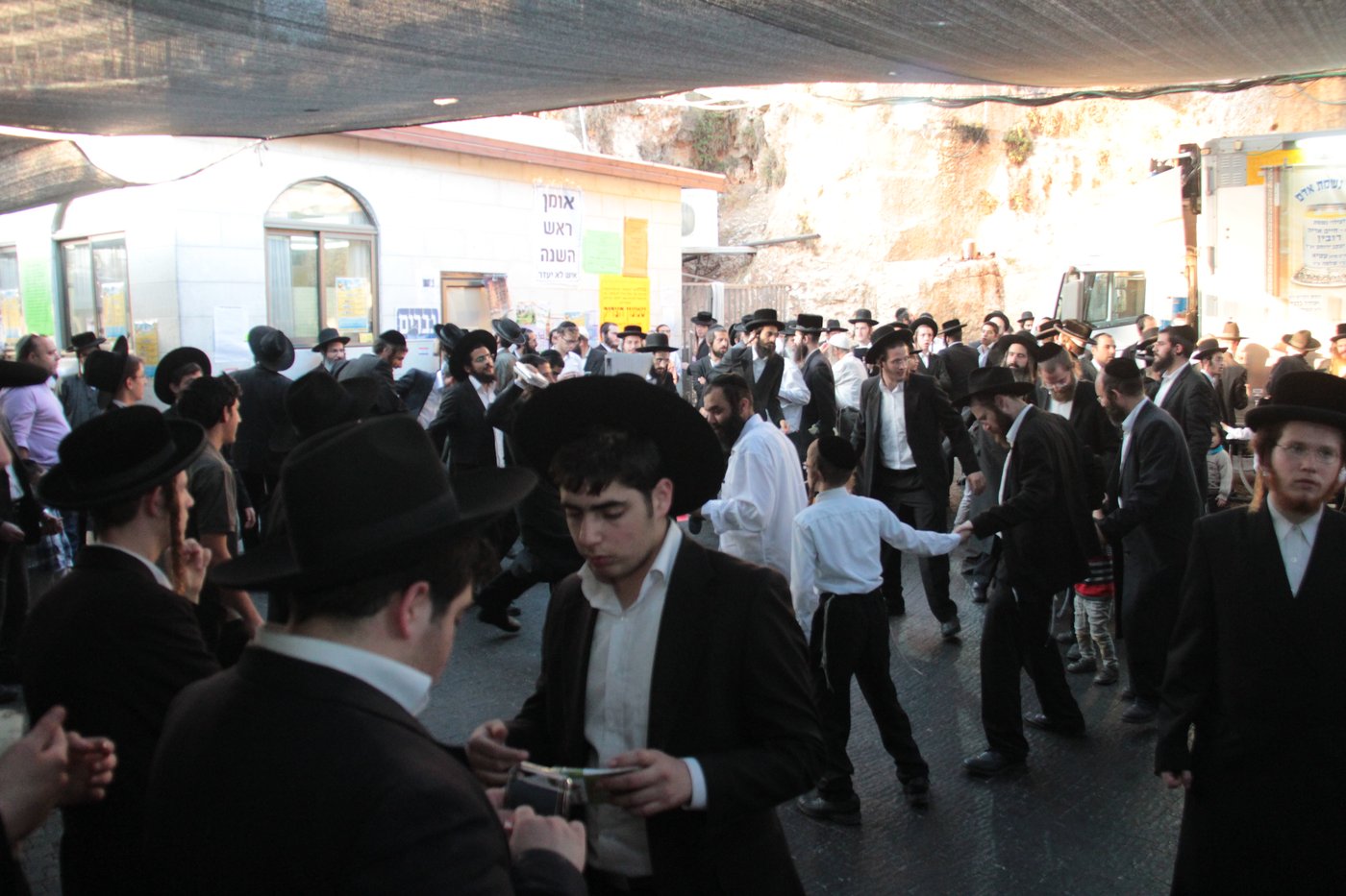 תיעוד: אלפים בהילולת 'שמעון הצדיק' בירושלים