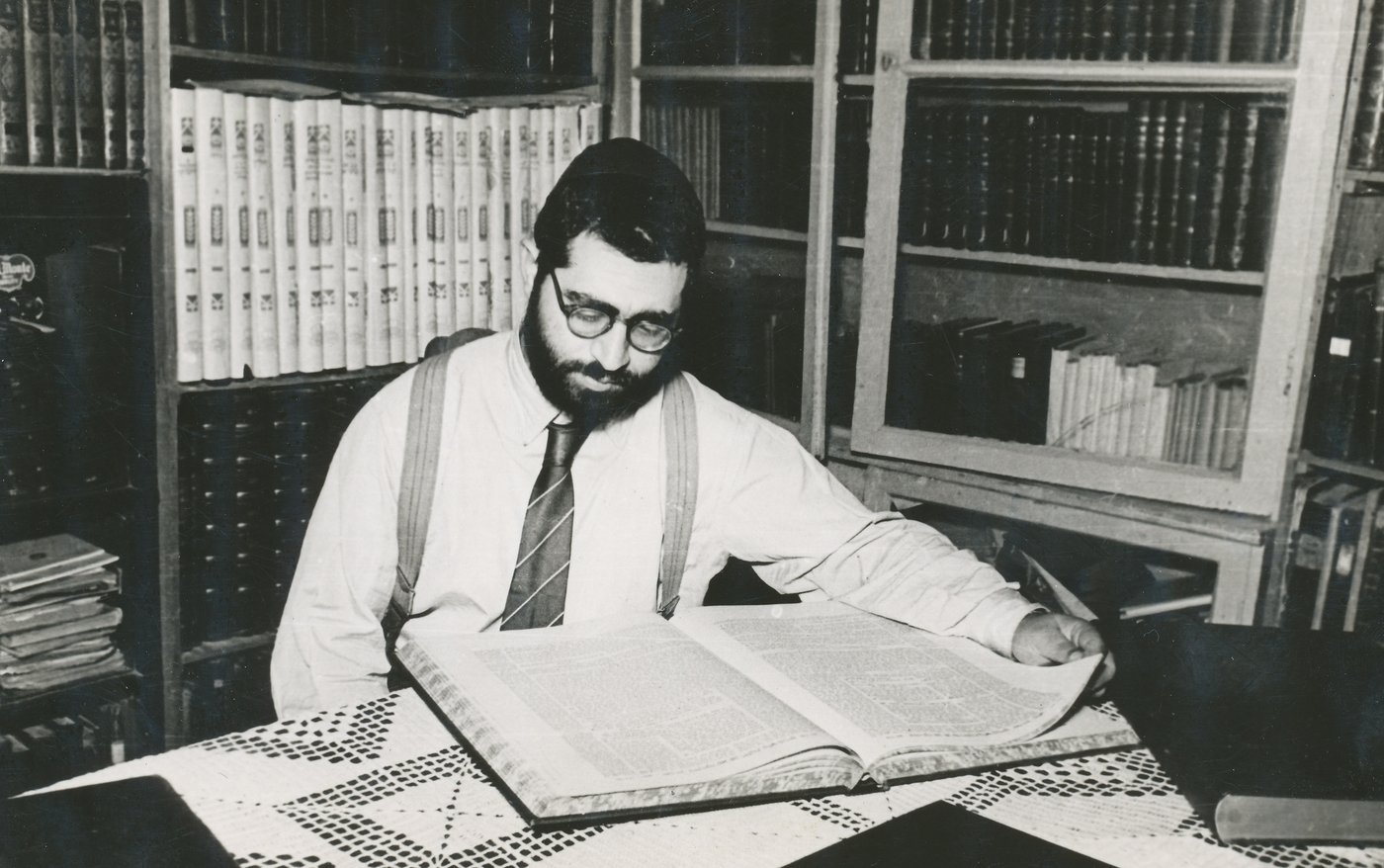 מרן זצוק"ל עוסק בתורה בצעירותו