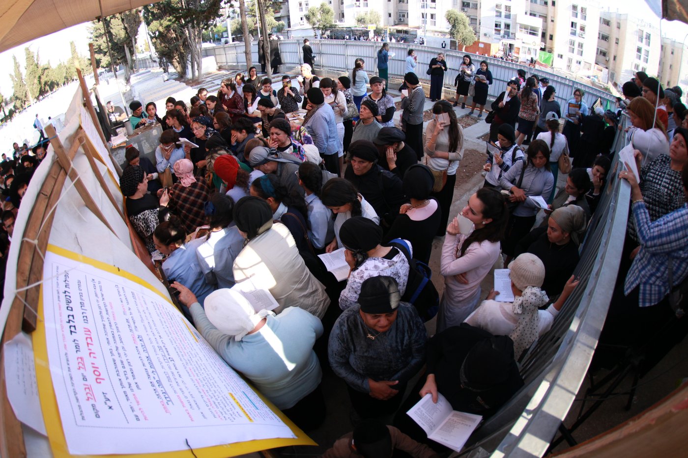 שנה לפטירת מרן הרב עובדיה יוסף; המונים עלו לקברו • גלריה