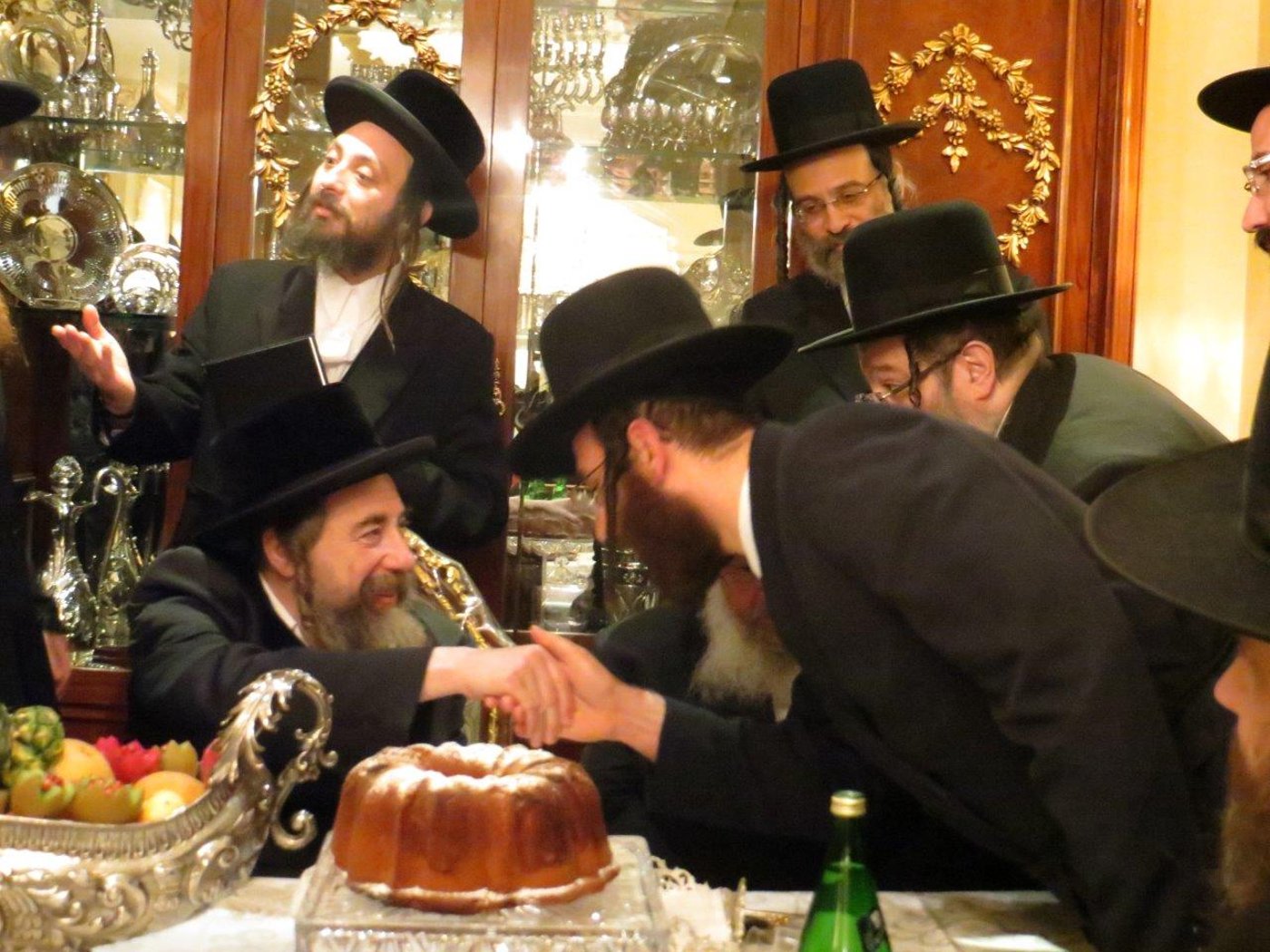 הרבי מרחמסטריווקא ביקר בבית בעל חברת הביגוד • תיעוד