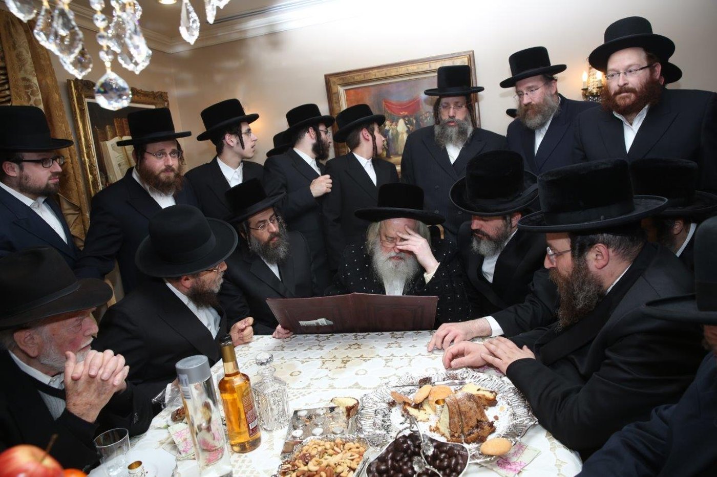 תיעוד: האדמו"ר ממונקאטש בבית הנגיד ר' וולף זיכרמן