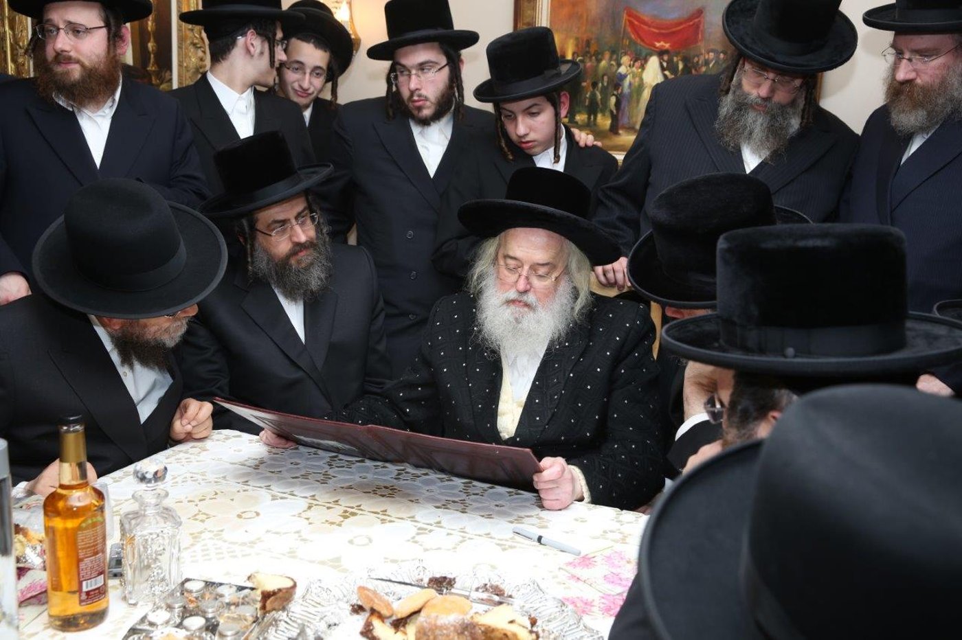 תיעוד: האדמו"ר ממונקאטש בבית הנגיד ר' וולף זיכרמן