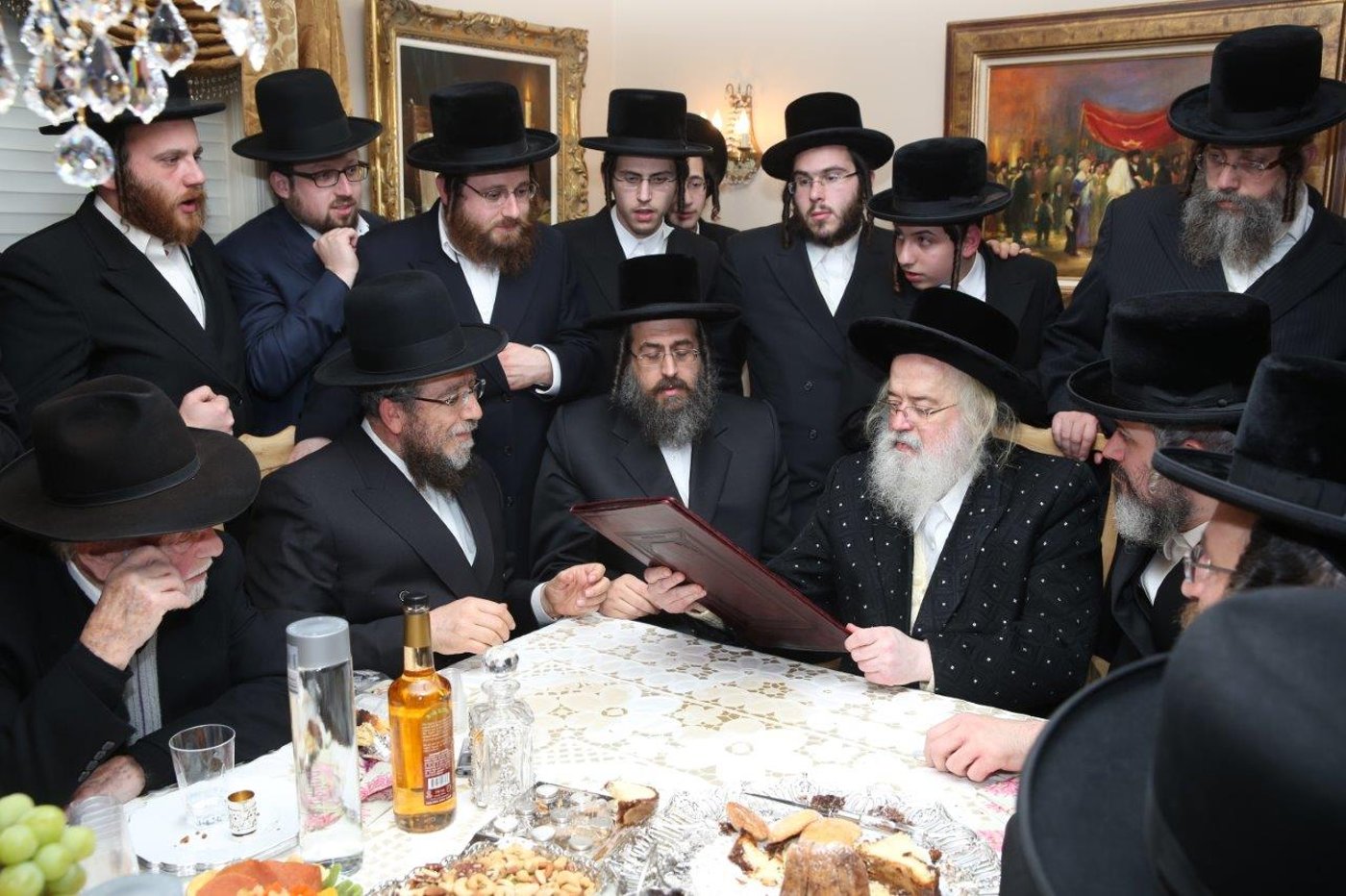 תיעוד: האדמו"ר ממונקאטש בבית הנגיד ר' וולף זיכרמן