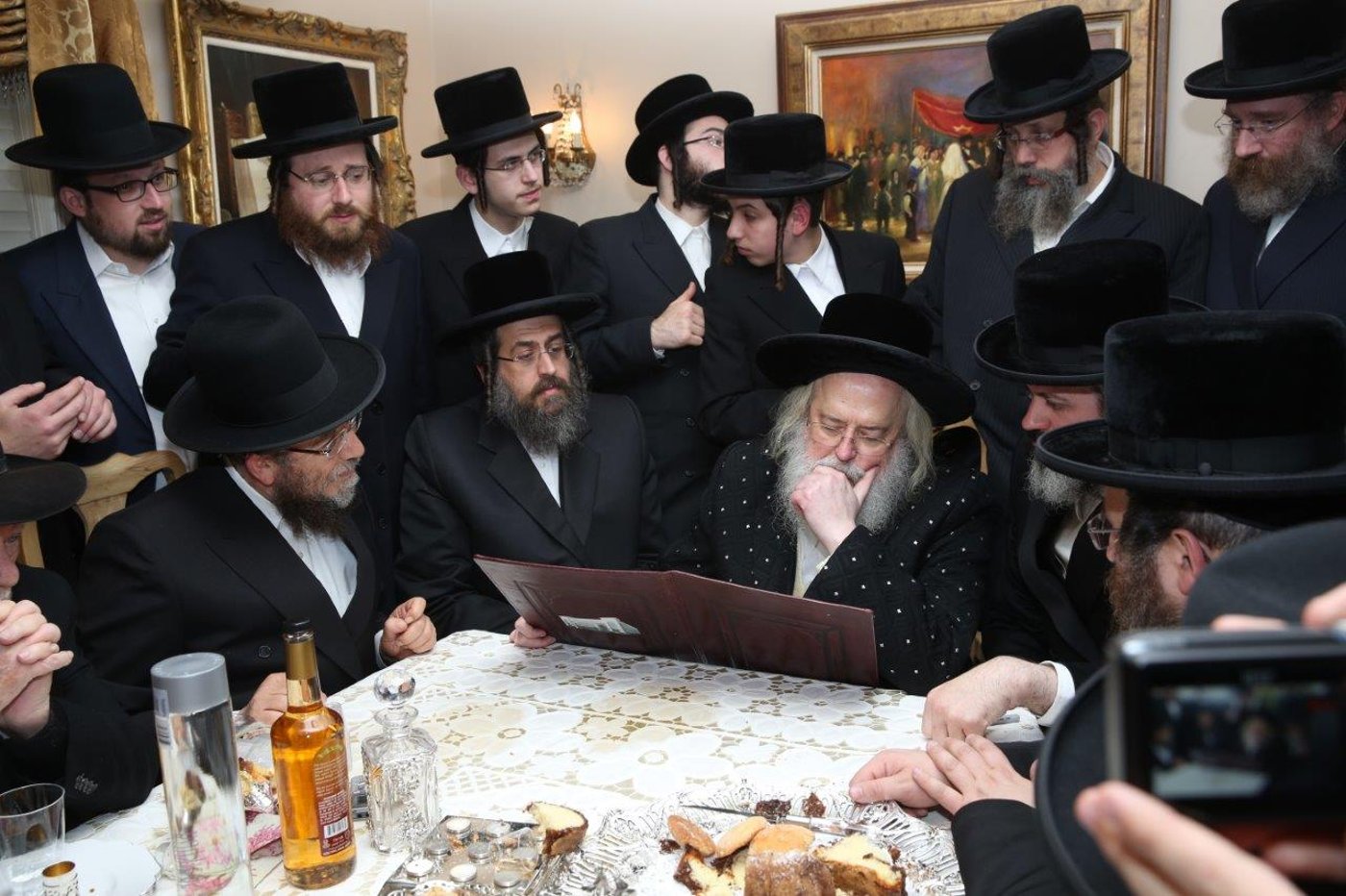 תיעוד: האדמו"ר ממונקאטש בבית הנגיד ר' וולף זיכרמן