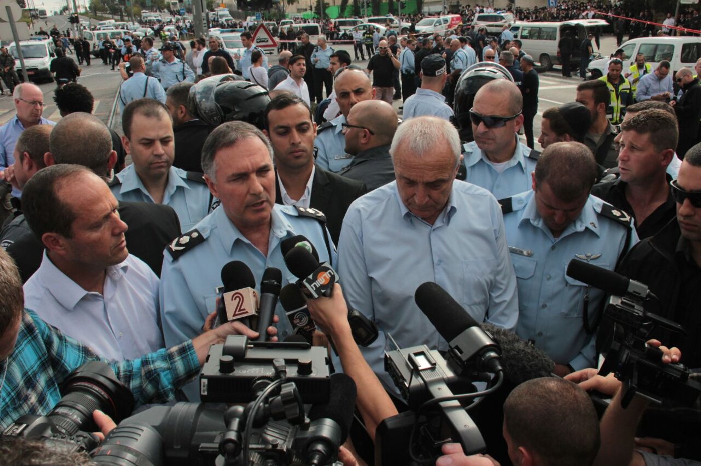 אהרונוביץ, דנינו וברקת בזירת הפיגוע, היום